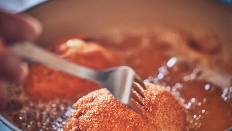 Les secrets de la panure : méthodes et techniques des chefs français révélées.
