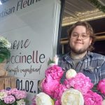 Un ancien cuisinier transforme un food-truck en camion à fleurs pour voyager en France.