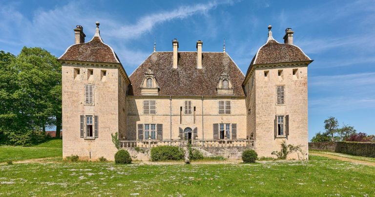 Immobilier : un château en vente en Franche-Comté, un marché en mutation.