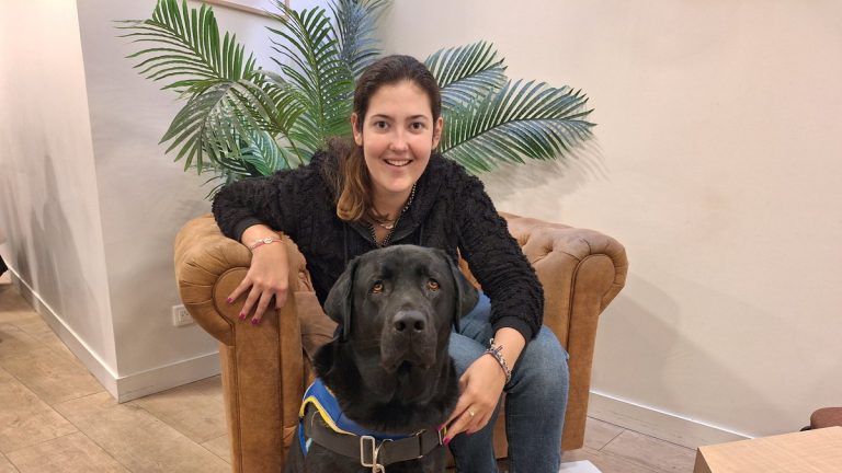 Trust, le chien d’assistance de Camille, aide à gérer son épilepsie en France