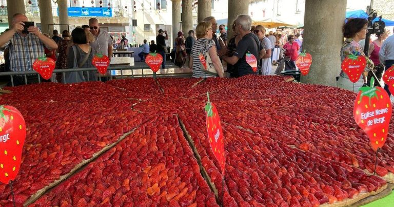 La tarte géante à la fraise de Vergt adopte une forme ovale en 2023.