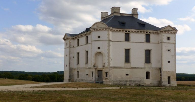 Reconstitution historique 39-45 au château de Maulnes : immersion dans la Seconde Guerre mondiale.