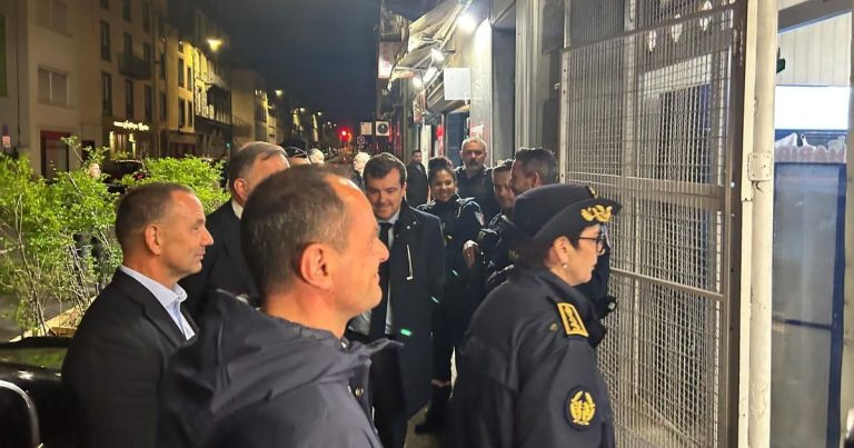 La police nationale et municipale contrôlent les épiceries de nuit à Clermont-Ferrand.
