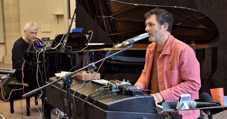 Albin de la Simone présente un concert de jazz au festival Jazz sous les pommiers.