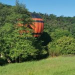 Une montgolfière atterrit sans dommage dans un jardin en Dordogne près d&rsquo;un bois.