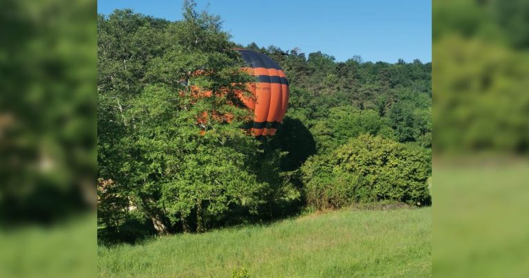 Une montgolfière atterrit sans dommage dans un jardin en Dordogne près d&rsquo;un bois.