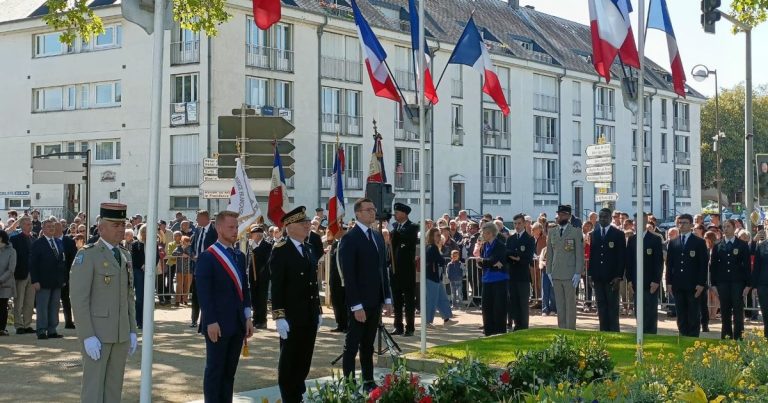 Jordan Bardella à La Flèche : 500 personnes assistent à la cérémonie du 8 mai avec soutiens RN et drapeaux européens.