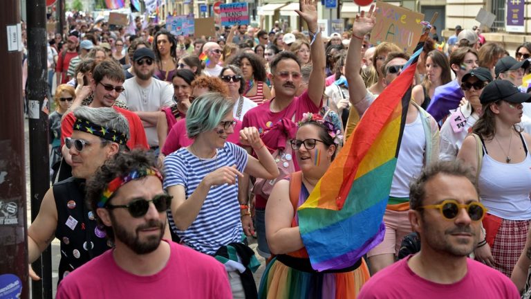 1 200 personnes défilent à Agen lors de la quatrième Marche des fiertés pour revendiquer le droit à la sécurité.