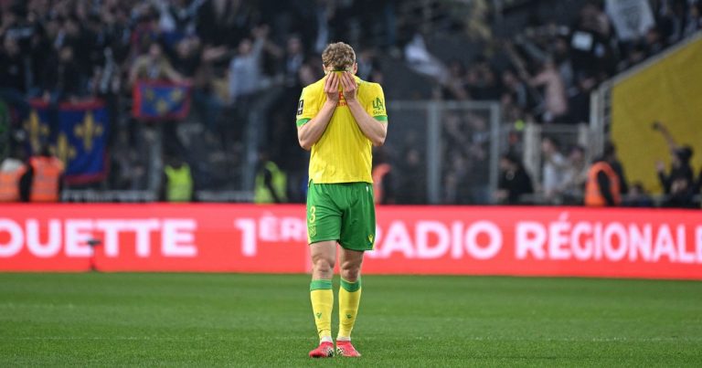 Le FC Nantes relégué en Ligue 2 après sa défaite 1-0 contre Lens.