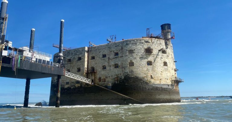 Mobilisation pour préserver le fort Boyard, menacé par l&rsquo;érosion maritime en France.
