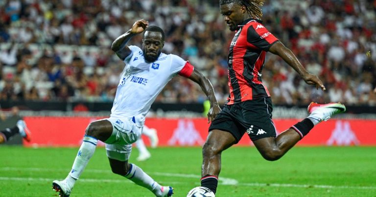 Ligue 1 : L&rsquo;AJA bat l&rsquo;OGC Nice (2-1) et quitte la zone de relégation.