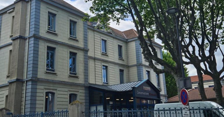 Un professeur de musique du conservatoire de Saint-Étienne enseigne à des élèves, dont la fille d&rsquo;une maman.