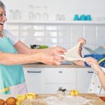 Une grand-mère adopte les conseils de sa fille pour mieux s&rsquo;occuper de ses petits-enfants