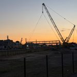 Installation de la nouvelle passerelle ferroviaire à Châteauroux au petit matin.