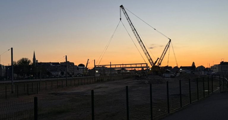 Installation de la nouvelle passerelle ferroviaire à Châteauroux au petit matin.