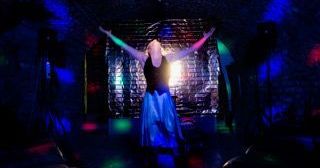Festival « Les Souterraines » en Bourgogne : des caves transformées en scènes de théâtre.