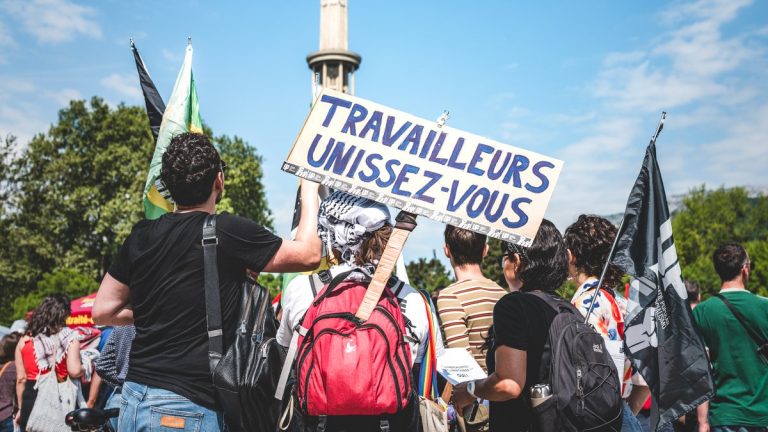 Manifestations du 1er Mai en France : 300 000 participants selon les syndicats, 158 000 pour le gouvernement.