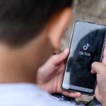 TikTok : la France envisage un délit de « négligence numérique » pour les parents en 2028.
