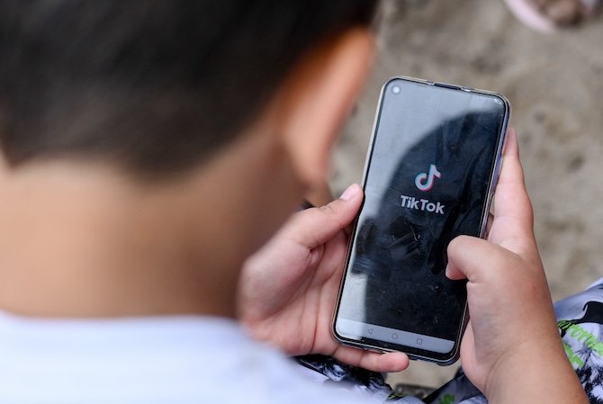 TikTok : la France envisage un délit de « négligence numérique » pour les parents en 2028.