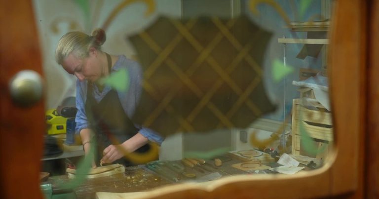 Découverte du métier de luthier en France avec Susann : l&rsquo;odeur du cyprès au rabotage