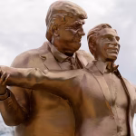 Washington : une statue de Trump et Epstein en pose Titanic suscite des réactions.