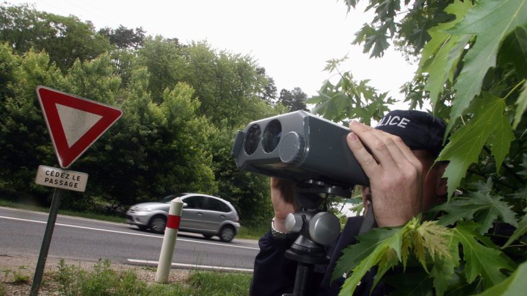 Un conducteur arrêté à 103 km/h, alcoolisé et sans points de permis, en France.