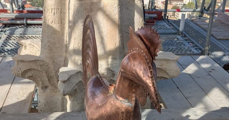 Le coq de Notre-Dame de Niort rétabli sur son clocher après des travaux de restauration.