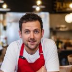 Denis Schwebel, chef alsacien, introduit la tarte flambée à Bogotá, Colombie.