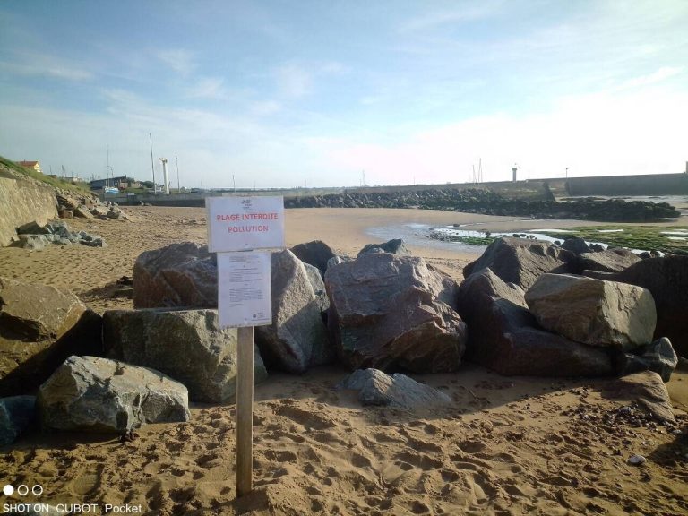 Plage de Loire-Atlantique fermée après la découverte de boulettes suspectes.