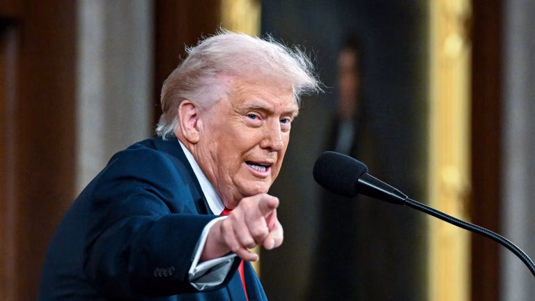 Documents manquants sur Trump : des éléments du dossier Epstein suscitent des interrogations.