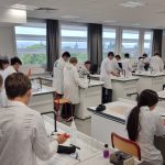 Baisse continue des résultats en sciences au collège en France, selon les derniers rapports.