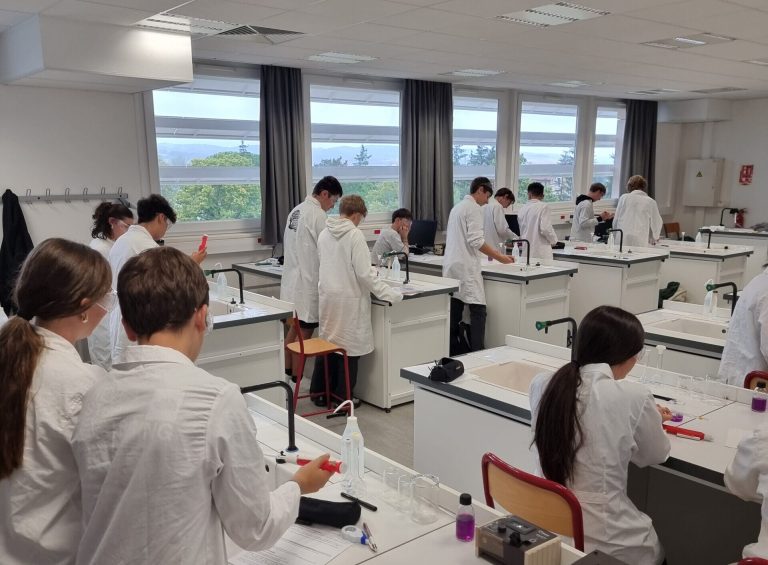 Baisse continue des résultats en sciences au collège en France, selon les derniers rapports.
