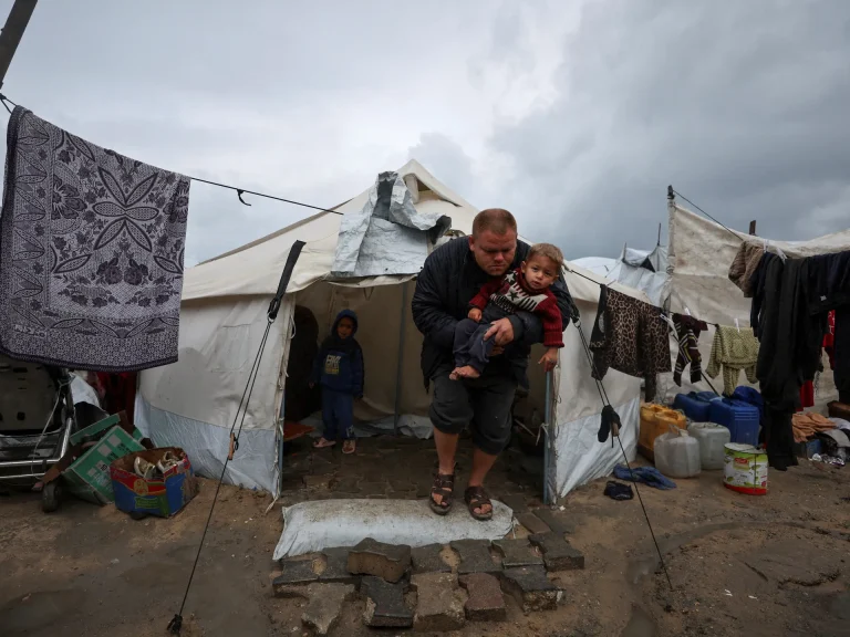 Propagation des maladies cutanées dans les camps de réfugiés de Gaza à l&rsquo;approche de l&rsquo;été