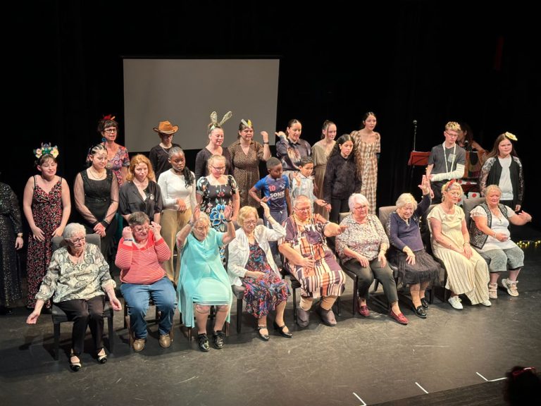 Un cabaret participatif intergénérationnel organisé par la mairie de Lyon en octobre 2023.