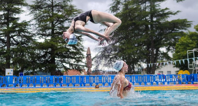 Les Girondins de Bordeaux présentent un spectacle de natation synchronisée au Stade Nautique.