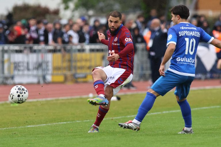 Avranches : un match nul face à [Nom de l&rsquo;équipe adverse] impacte la course au maintien en National.