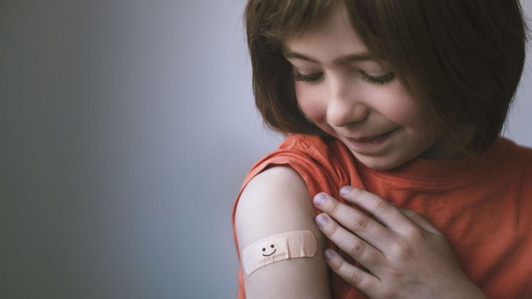 Vaccination des enfants en Belgique : la couverture reste stable malgré la défiance.
