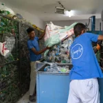 Pollution plastique : des pêcheurs du Caire nettoient le Nil avec leurs filets