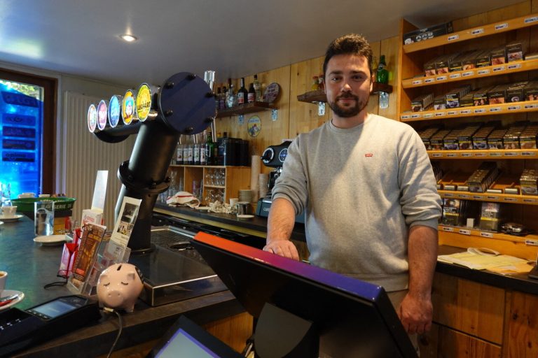 Un jeune de 25 ans reprend un bar dans un village de l&rsquo;Eure et attire les habitués.