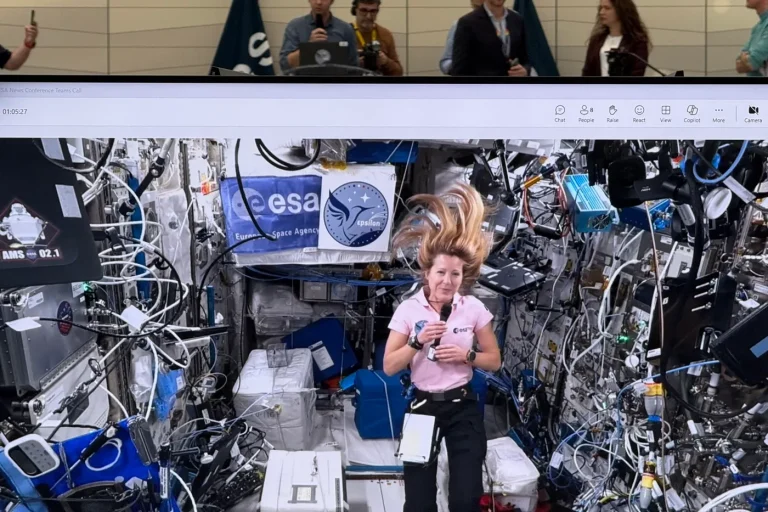Des collégiens français échangent en direct avec Sophie Adenot à bord de l’ISS.