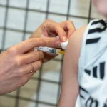 Vaccinations : les autorités sanitaires françaises recommandent une protection accrue pour les jeunes.
