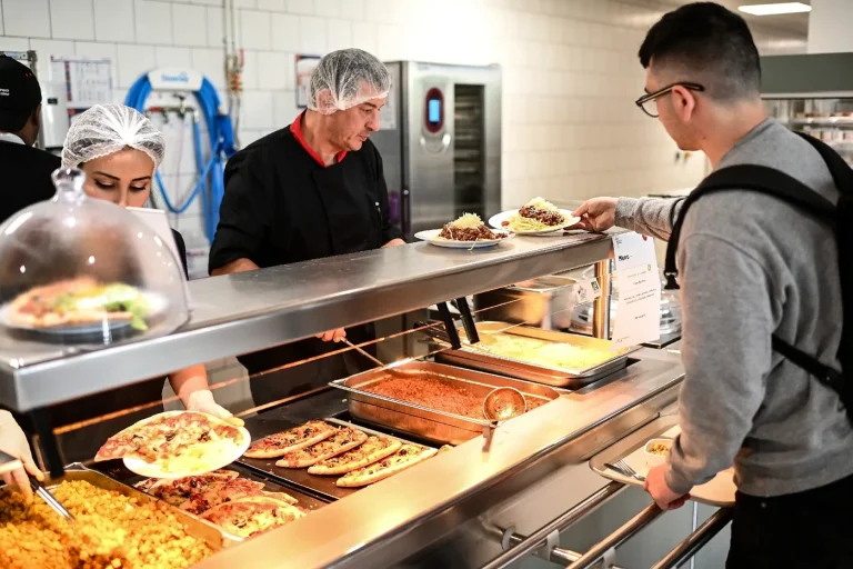 Repas à un euro pour les étudiants : 50 millions d&rsquo;euros de budget face à des défis logistiques.