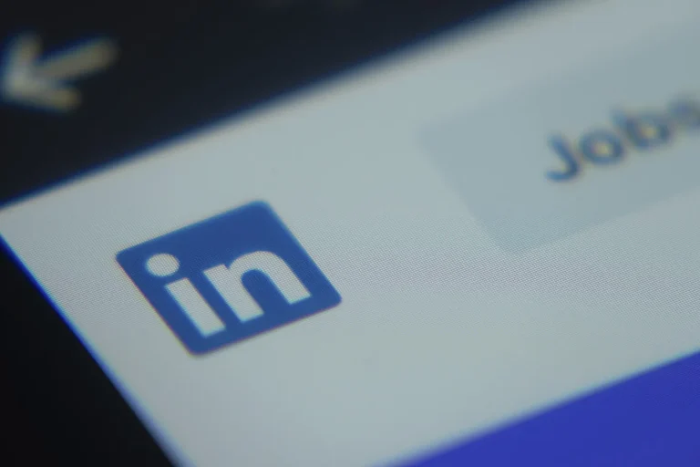 Une ONG accuse LinkedIn de vendre les données de ses utilisateurs en violation des droits.