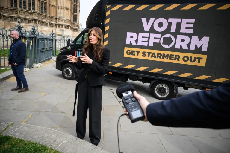 Élections locales au Royaume-Uni : les électeurs londoniens choisissent Reform UK.