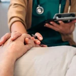 Fin de vie : Un débat complexe entre compassion et refus en France.