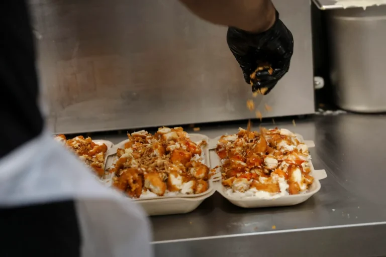 TikTok stimule la demande pour les restaurants de poulet croustillant halal à prix réduit.