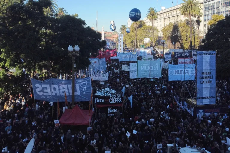 Argentine : manifestations étudiantes contre l’austérité de Javier Milei pour l’université.