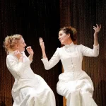Comédie-Française : deux actrices explorent le clair-obscur au Studio théâtral.