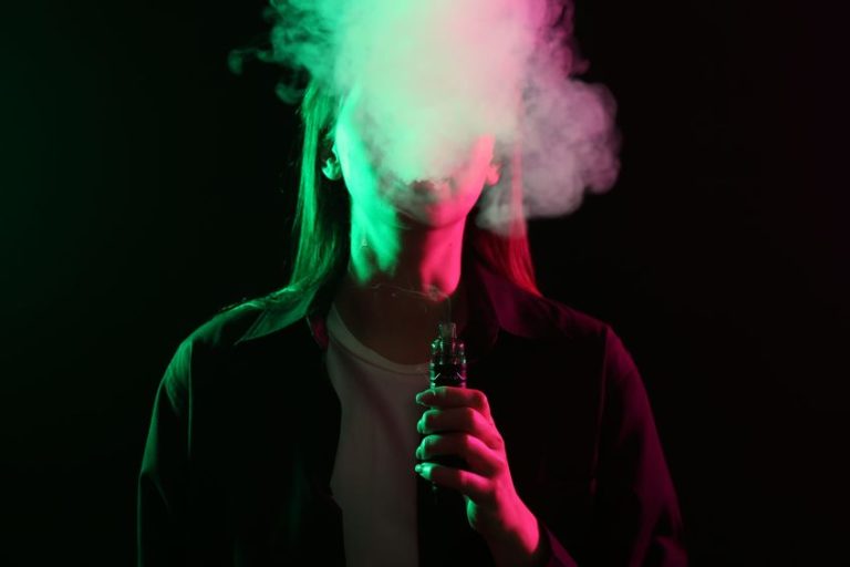 Le vapotage chez les lycéens en France augmente de 30 % en un an, selon une étude.