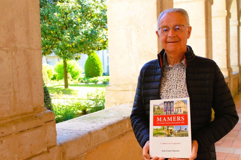 Jean-Louis Charrier présente son livre « Mamers, les riches heures » lors d&rsquo;une conférence.